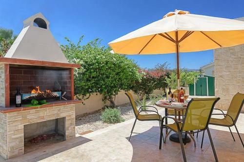 Latchi Villa Sleeps 5 With Pool Air Con And Wifi