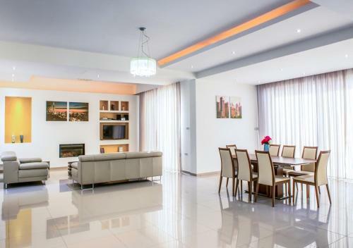 Villa In Mavroli Sleeps 8 With Pool And Air Con