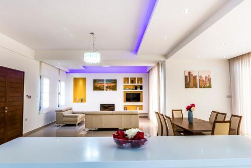 Villa In Mavroli Sleeps 8 With Pool And Air Con