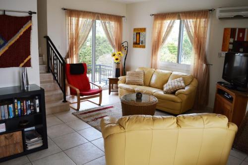 Pegeia Villa Sleeps 6 With Pool And Air Con
