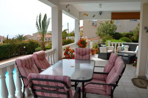 Pegeia Villa Sleeps 6 With Pool And Air Con