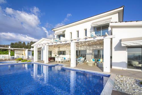 Pegeia Villa Sleeps 10 With Pool And Air Con