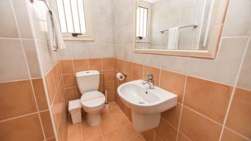 Paralimni Villa Sleeps 6 With Pool And Air Con
