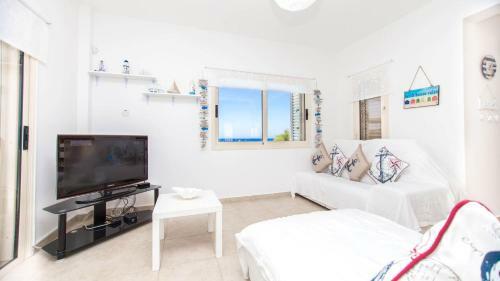 Paralimni Villa Sleeps 6 With Pool And Air Con