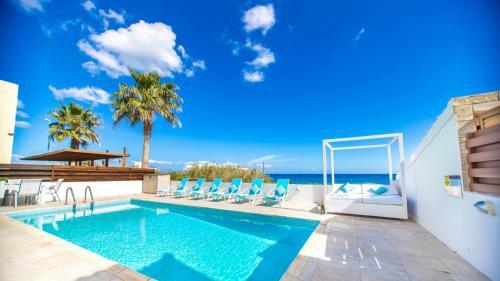 Paralimni Villa Sleeps 6 With Pool And Air Con