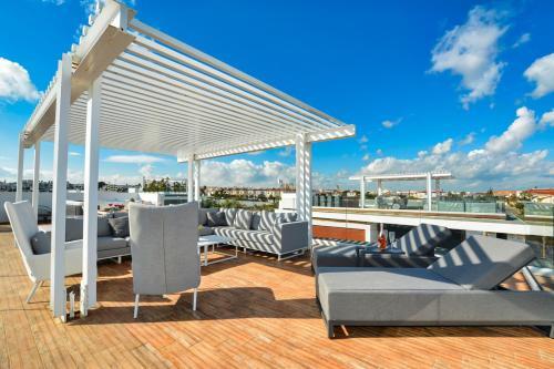 Paralimni Villa Sleeps 8 With Pool And Air Con