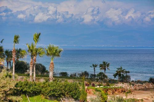 Paralimni Villa Sleeps 8 With Pool And Air Con