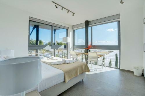 Paralimni Villa Sleeps 8 With Pool And Air Con