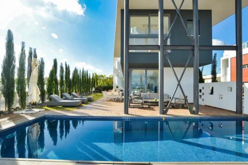 Paralimni Villa Sleeps 8 With Pool And Air Con