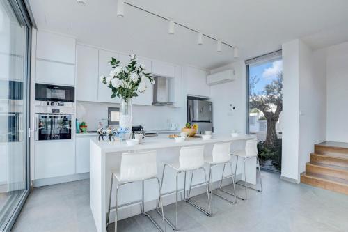 Paralimni Villa Sleeps 8 With Pool And Air Con