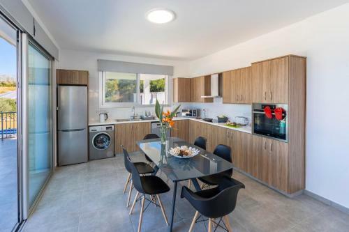 Pomos Villa Sleeps 6 With Pool Air Con And Wifi