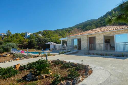 Pomos Villa Sleeps 6 With Pool Air Con And Wifi
