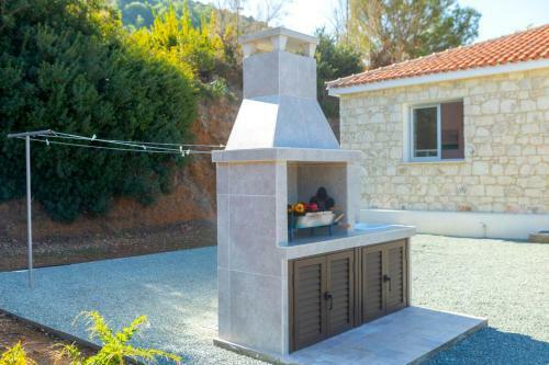 Pomos Villa Sleeps 6 With Pool Air Con And Wifi