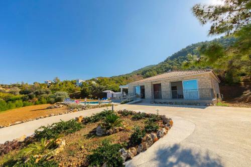 Pomos Villa Sleeps 6 With Pool Air Con And Wifi
