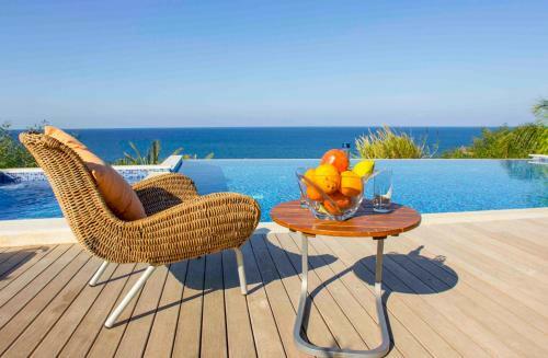 Pomos Villa Sleeps 8 With Pool And Air Con