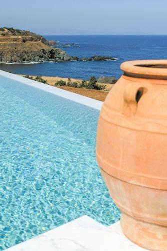Pomos Villa Sleeps 8 With Pool And Air Con