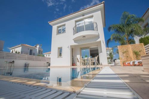 Villa In Protaras Sleeps 6 Includes Swimming Pool And Air Con 7 6