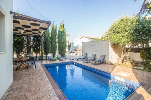 Villa In Protaras Sleeps 8 Includes Swimming Pool And Air Con 0 4