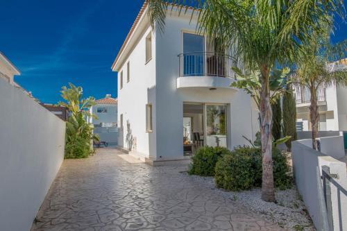 Villa In Protaras Sleeps 6 Includes Swimming Pool And Air Con 4 6