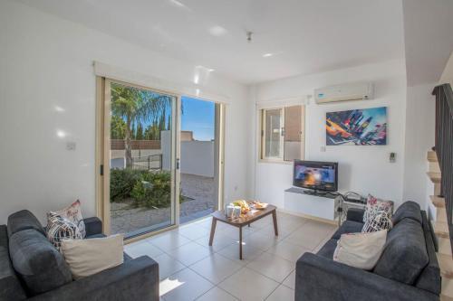 Villa In Protaras Sleeps 6 Includes Swimming Pool And Air Con 4 6