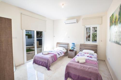 Villa In Protaras Sleeps 8 Includes Swimming Pool And Air Con 8 8