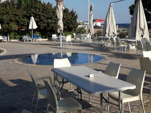 Polyxenia Holiday House