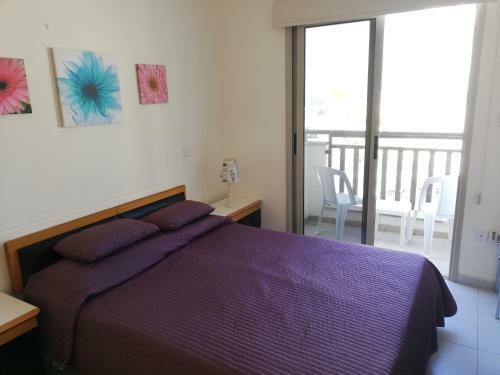 Polyxenia Holiday House