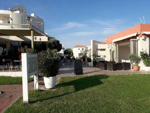 Polyxenia Holiday House