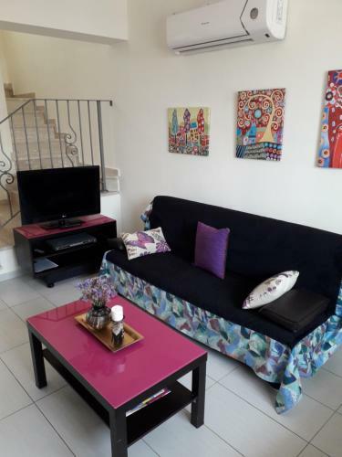 Polyxenia Holiday House