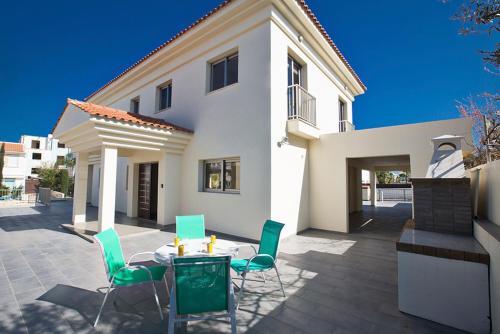 Villa In Protaras Sleeps 8 Includes Swimming Pool And Air Con 0 0