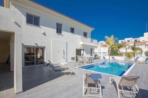 Villa In Protaras Sleeps 8 Includes Swimming Pool And Air Con 0 0
