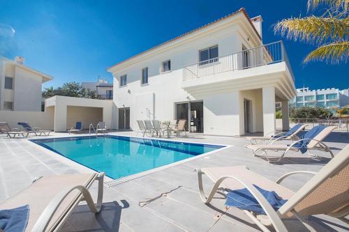 Villa In Protaras Sleeps 8 Includes Swimming Pool And Air Con 0 0