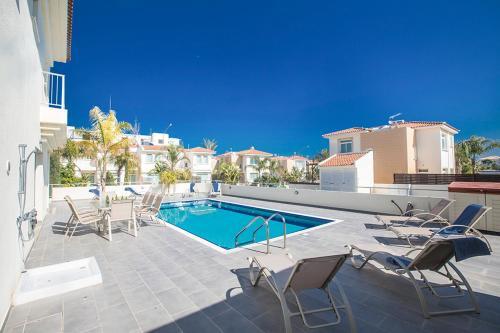 Villa In Protaras Sleeps 8 Includes Swimming Pool And Air Con 0 0