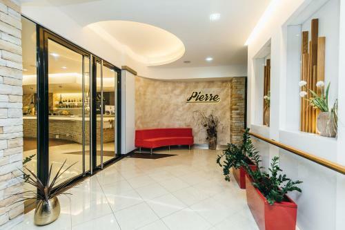 Pierre Hotel & Restaurant