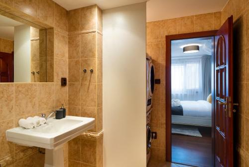 5br 2bath Masarykovo N�b?e?� Apartment