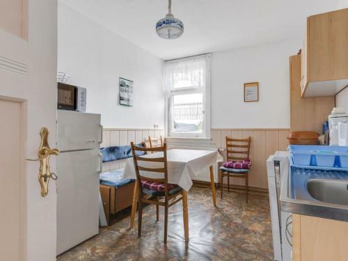 Cozy Apartment In Altenfeld With Garden