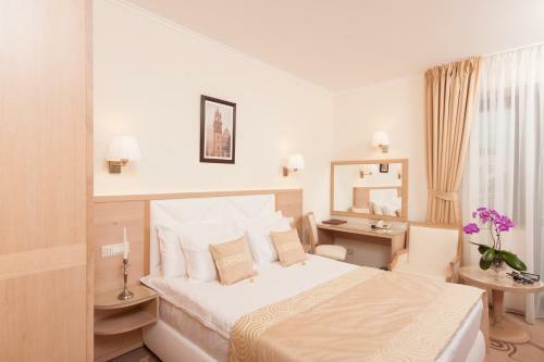 Hotel Coroana De Aur