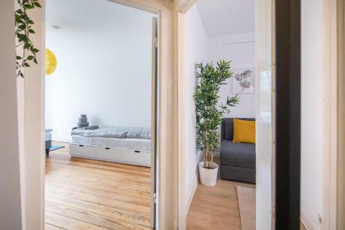 Stylish 2 Room Apartment +new Bathroom & Kitchen
