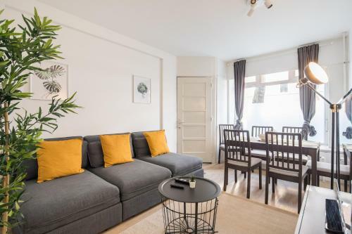 Stylish 2 Room Apartment +new Bathroom & Kitchen
