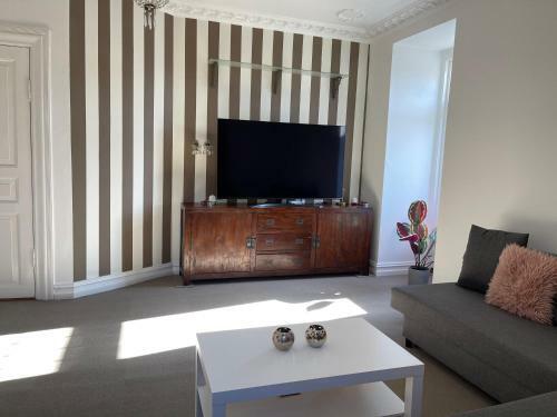 Adnana - Villa Firenze - 2 Bedrooms Bright Apartment