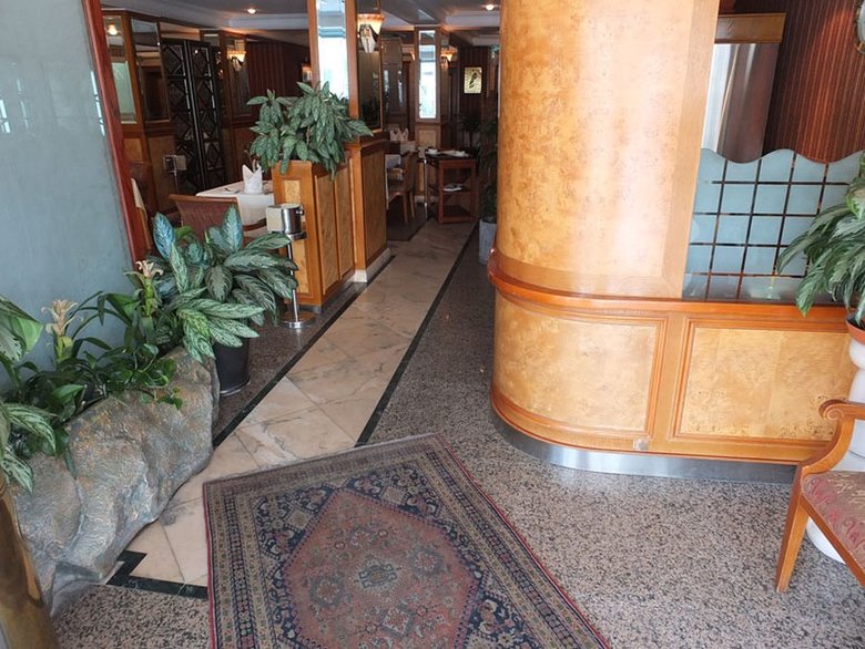 Al Bustan Hotel