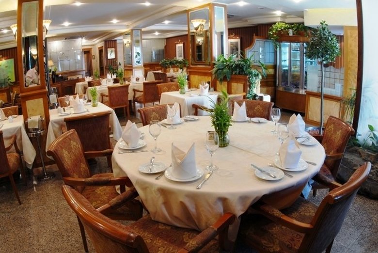 Al Bustan Hotel