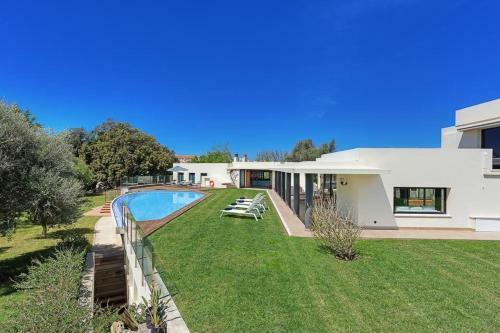 Alaior Villa Sleeps 8 With Pool Air Con And Wifi