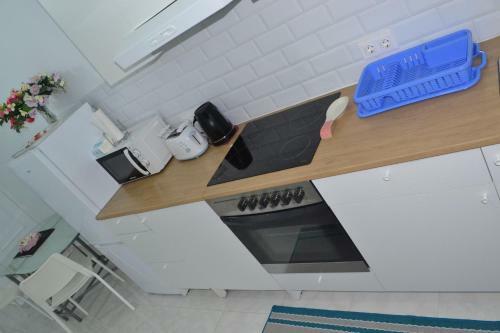 Stunning 2 Bedroom Apartment Fully Refurbished With Air-conditioning