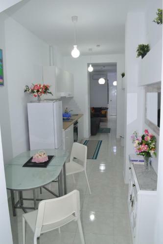 Stunning 2 Bedroom Apartment Fully Refurbished With Air-conditioning