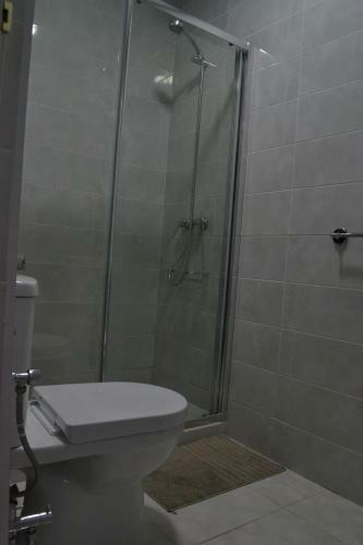 Stunning 2 Bedroom Apartment Fully Refurbished With Air-conditioning