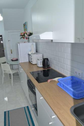 Stunning 2 Bedroom Apartment Fully Refurbished With Air-conditioning