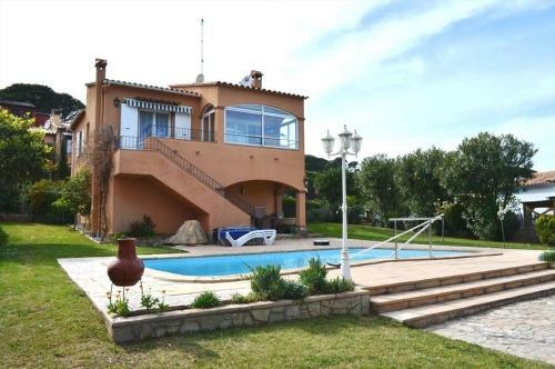 Begur Villa Sleeps 8 With Pool