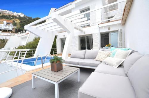 Begur Apartment Sleeps 6 With Pool Air Con And Wifi