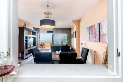 Costa Quebrada Beachfront Apartment